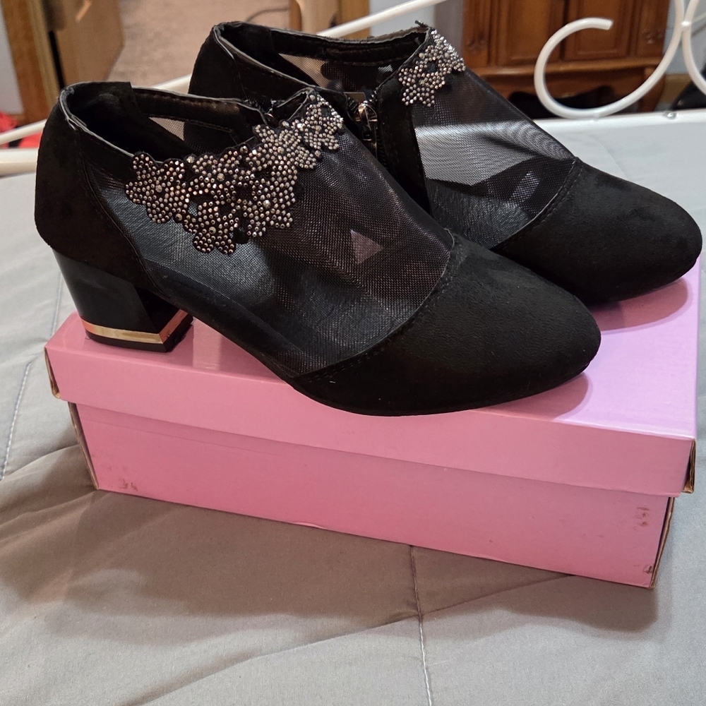 Black Suede & Sheer Rhinestone Flower Dress Shoes w/ Chunky Block Heel, sz 6